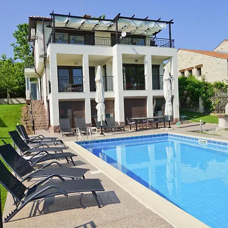 Six Bedroom Luxury With Private Pool In Quiet Residential Area Near Beaches 别墅