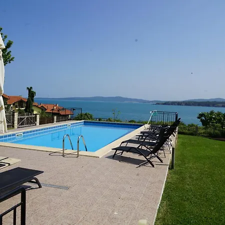 Six Bedroom Luxury With Private Pool In Quiet Residential Area Near Beaches 别墅 索佐波尔