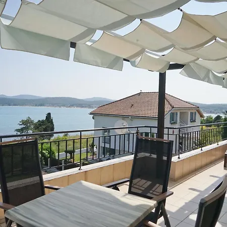 Six Bedroom Luxury With Private Pool In Quiet Residential Area Near Beaches 别墅 索佐波尔